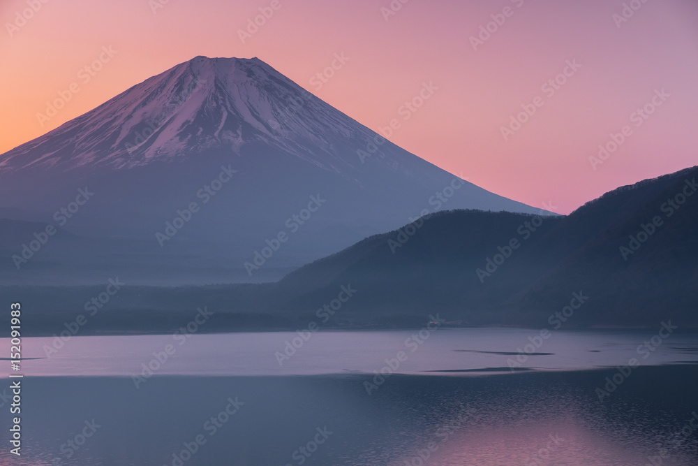 从日本山梨县元宿湖看富士山。