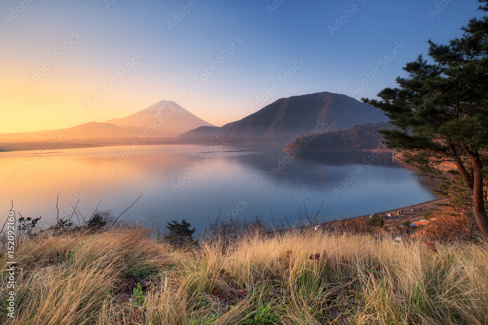 早晨的本须湖和富士山景。日本山梨县。