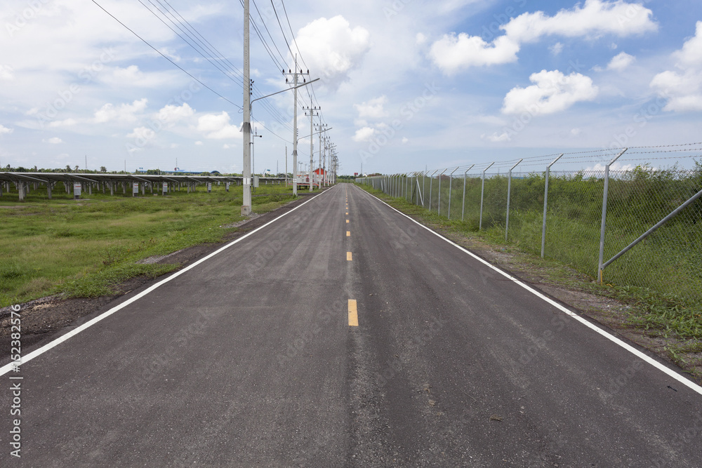 太阳能发电场的沥青路。