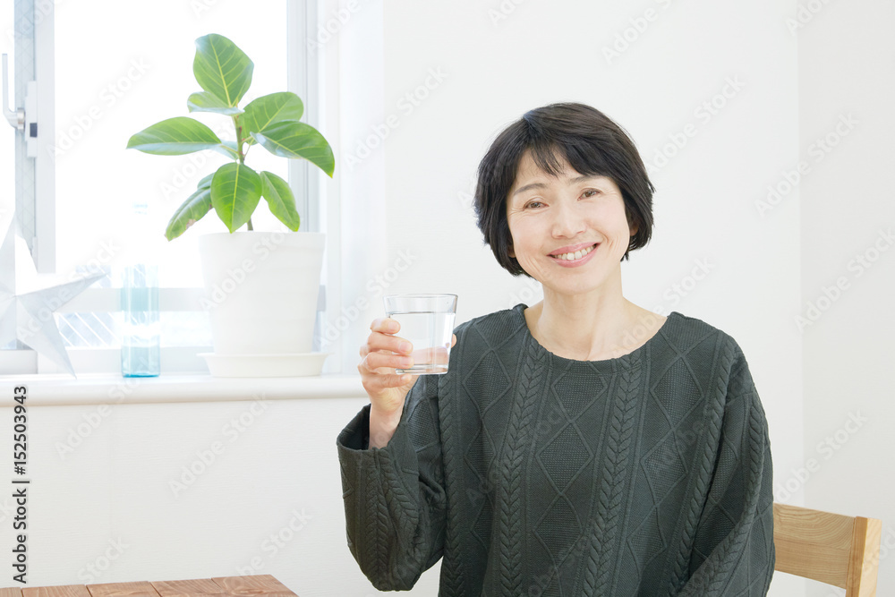 ミドル　女性　水分補給