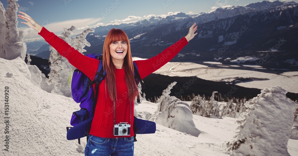 在白雪覆盖的山上旅行的女人