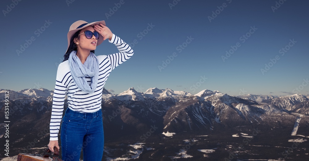 年轻的女人在雪山上旅行