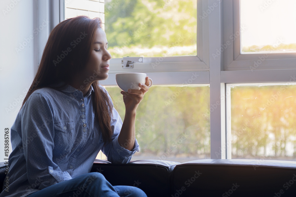 亚洲女性享受咖啡杯