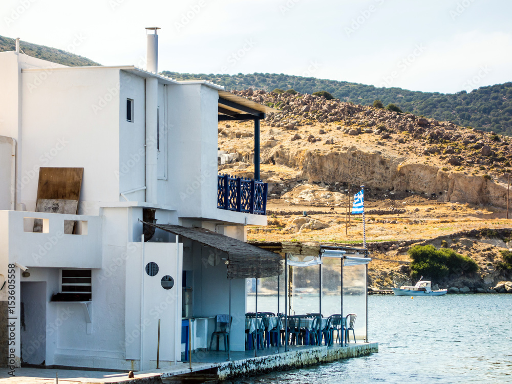 Taverne im Meer, Adamas, Milos, Griechenland