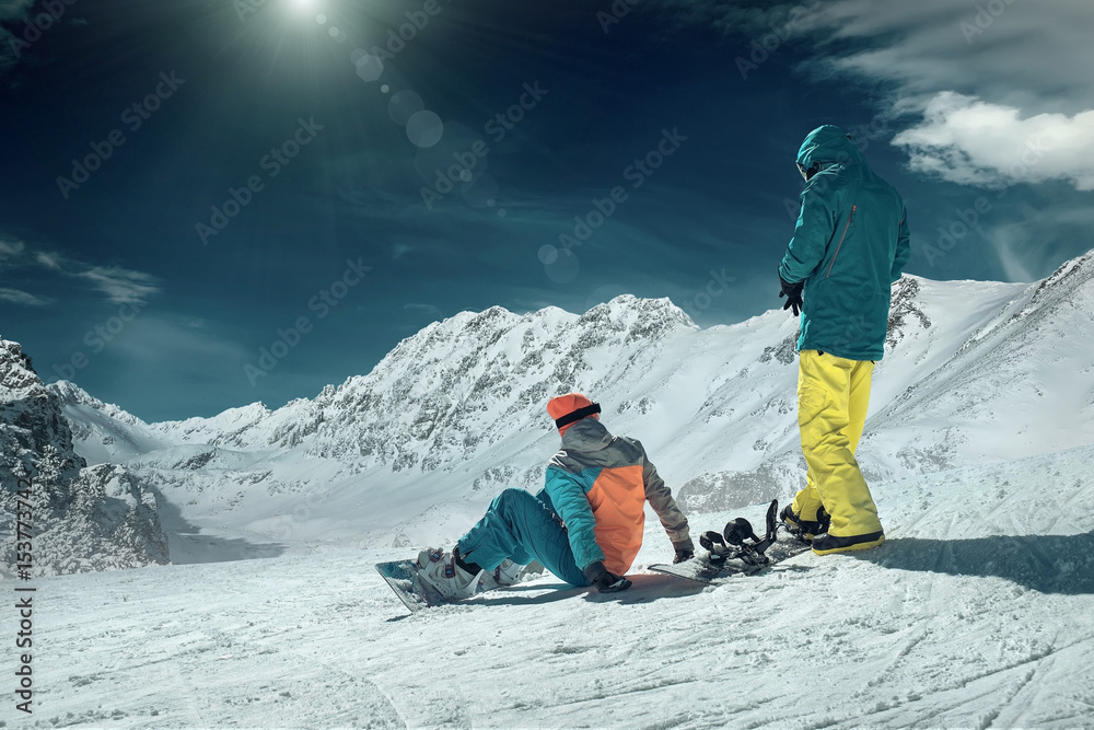 阳光明媚的日子里，滑雪板上的男人和女人