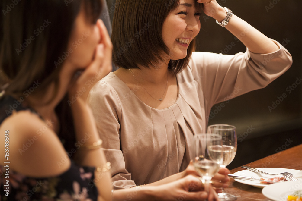 女人在酒吧喝白葡萄酒