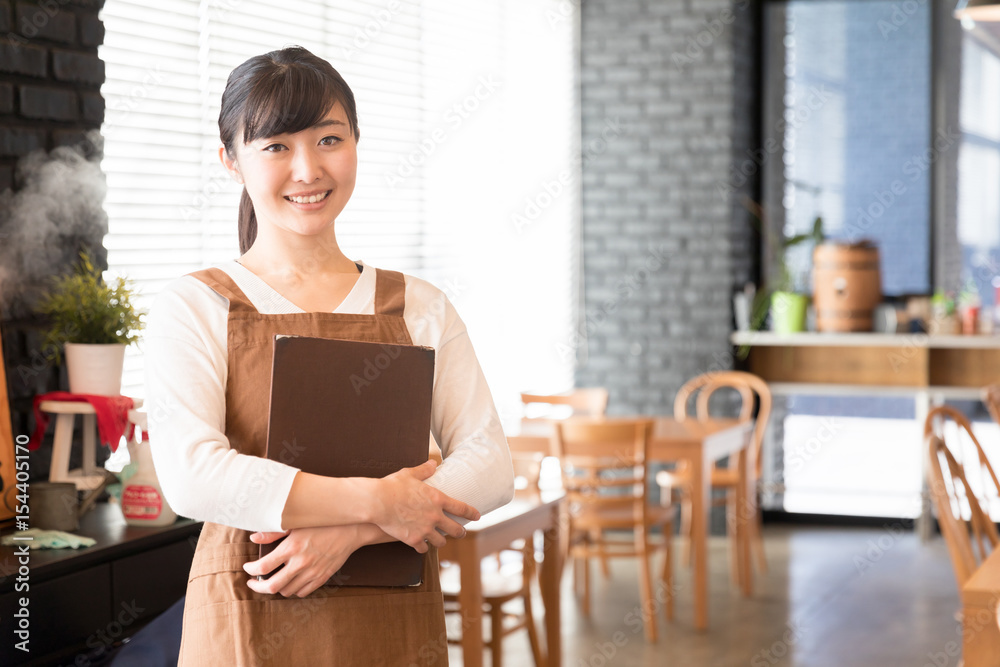 咖啡馆里年轻亚洲女服务员的画像