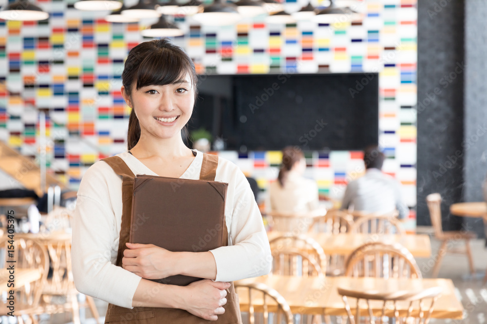 咖啡馆里年轻亚洲女服务员的画像