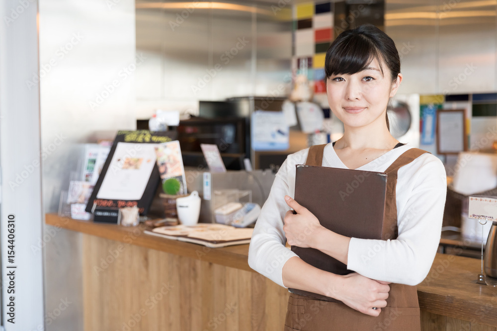 咖啡馆里年轻亚洲女服务员的画像