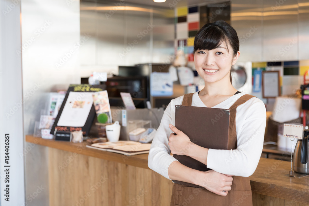 咖啡馆里年轻亚洲女服务员的画像