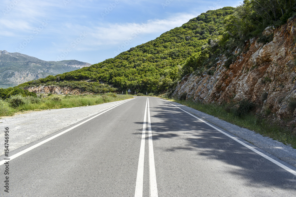 群山背景下的道路