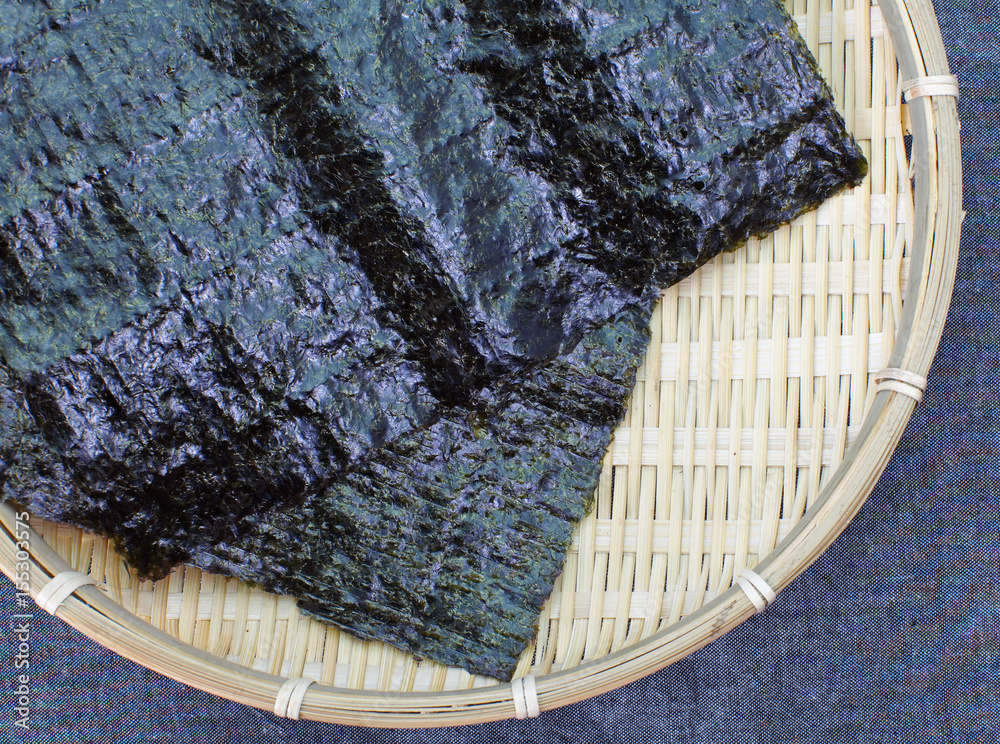 Nori，日本可食用海藻。主要用作寿司的配料包