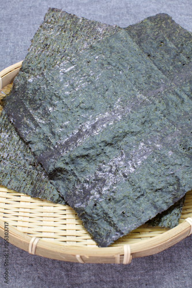 Nori，日本可食用海藻。主要用作寿司的配料包