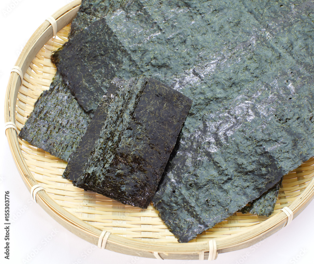 Nori，日本可食用海藻。主要用作寿司的配料包