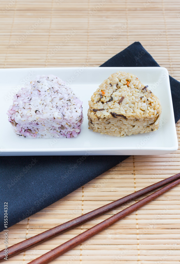 洋葱饭团，日本食物饭团，由白米制成三角形或圆柱形。