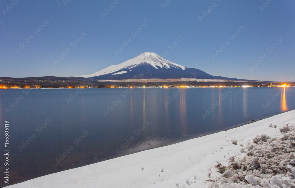 冬季山中湖有月光的富士山