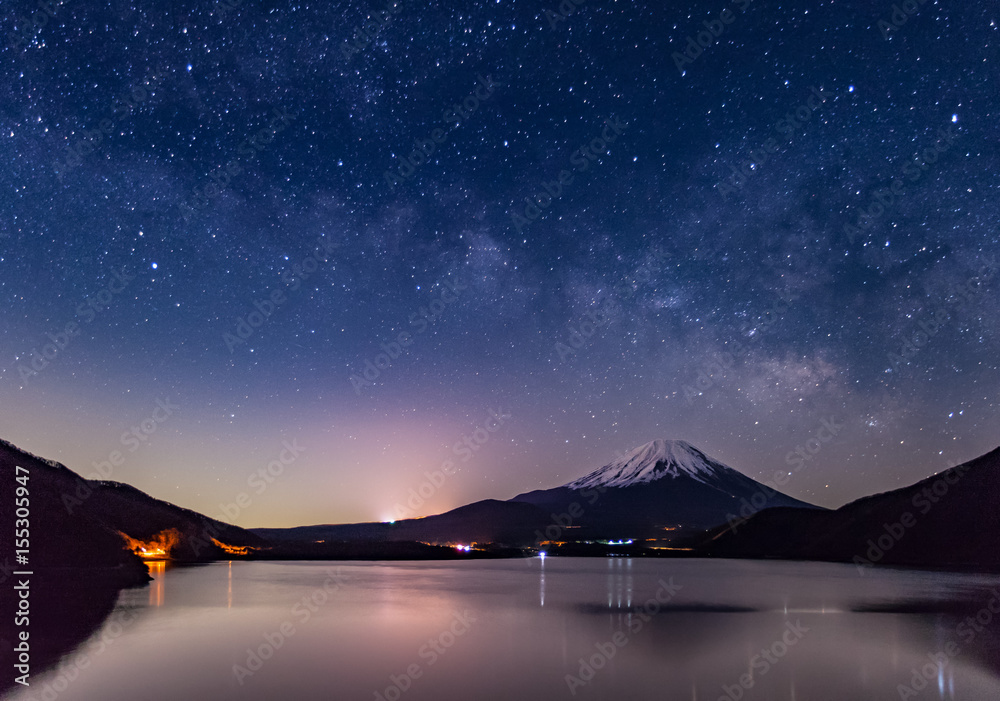 冬季的富士山和元宿湖的米尔基韦