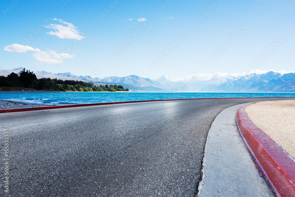 空旷的道路，蓝天下美丽的蓝湖