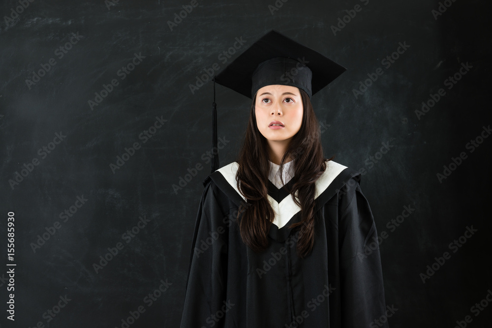 穿着黑色衣服看起来发呆的女学生