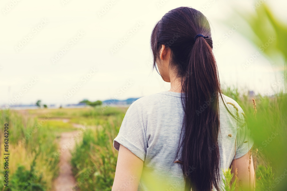 女人望着前方的道路