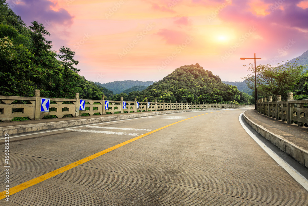 日落时山上的柏油路