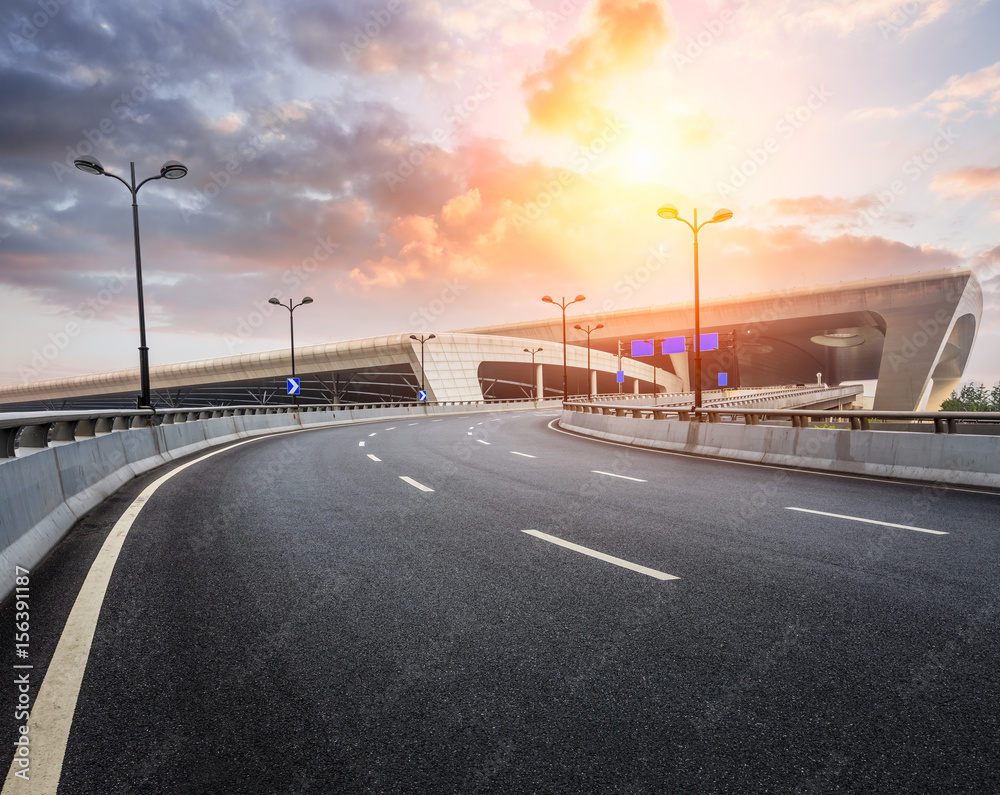 沥青道路与现代城市建筑