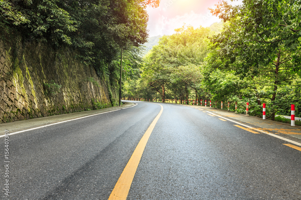 山里的柏油路