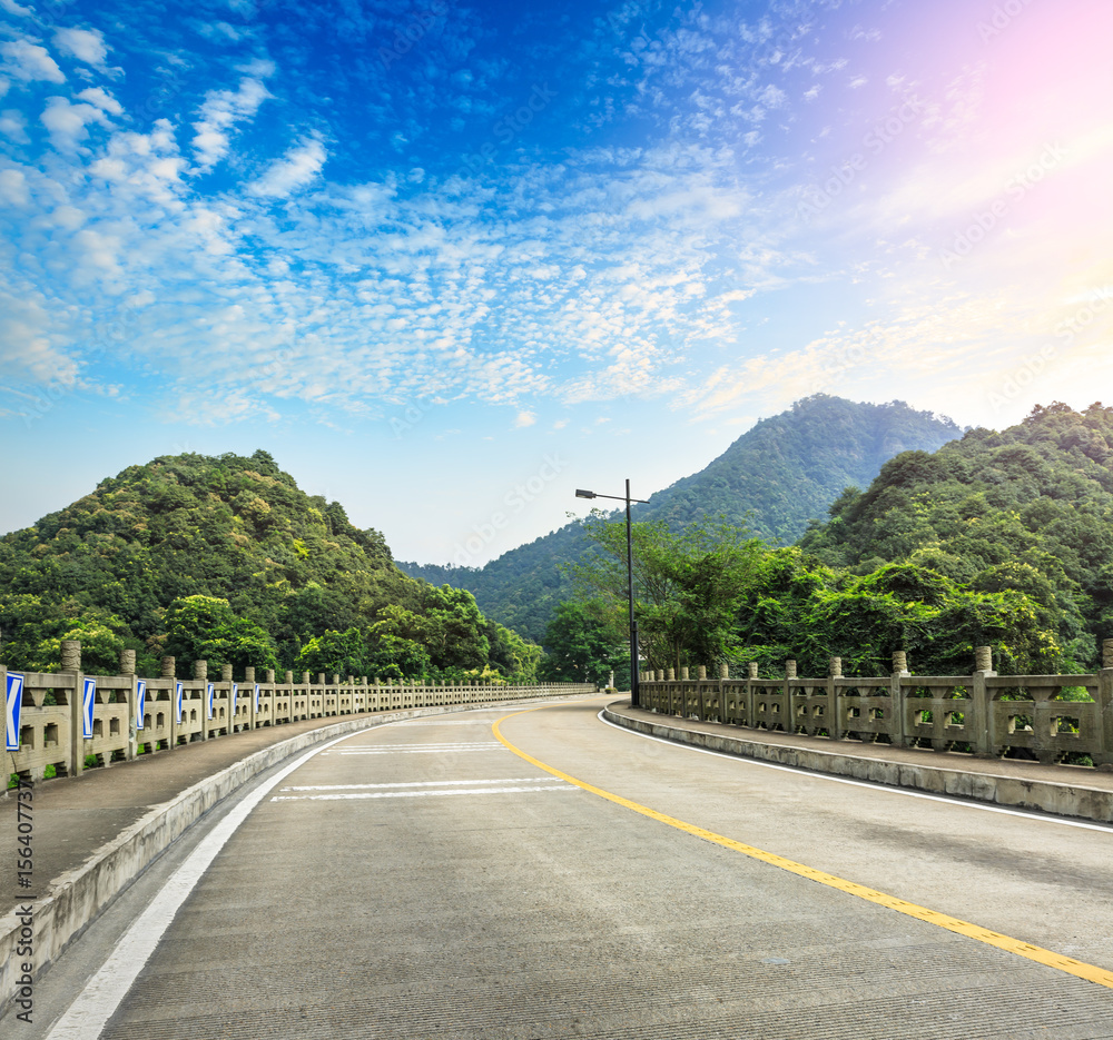 山里的柏油路