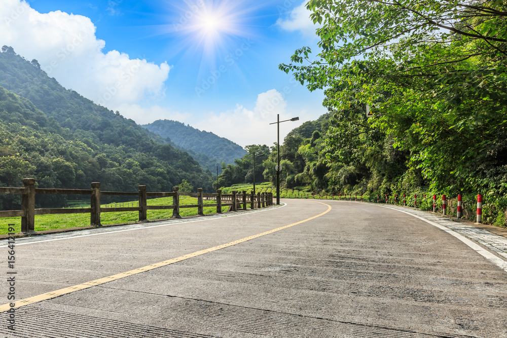 山里的柏油路