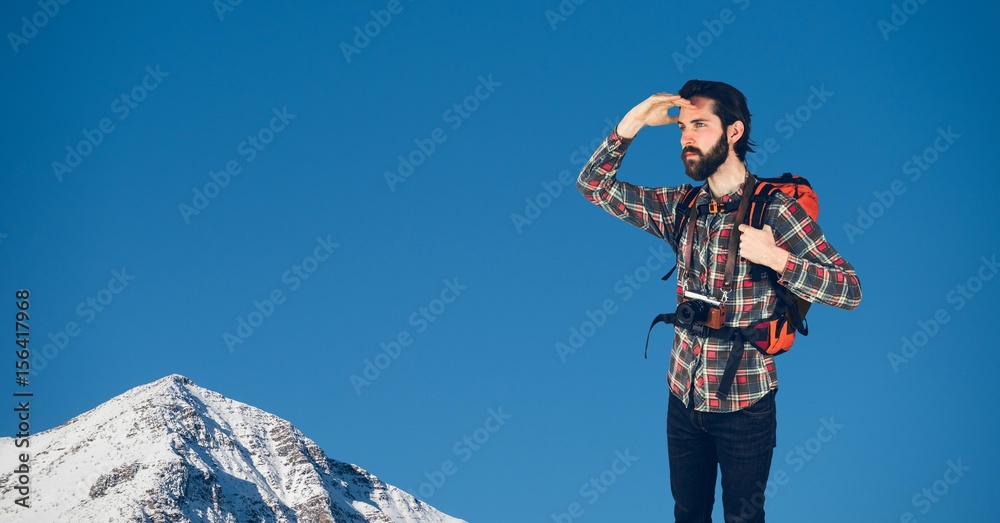 快乐的漫步者在雪前眺望远方