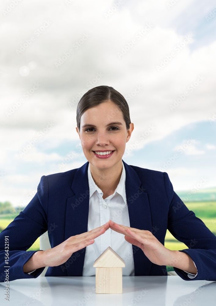 女人保护下的房子有天空