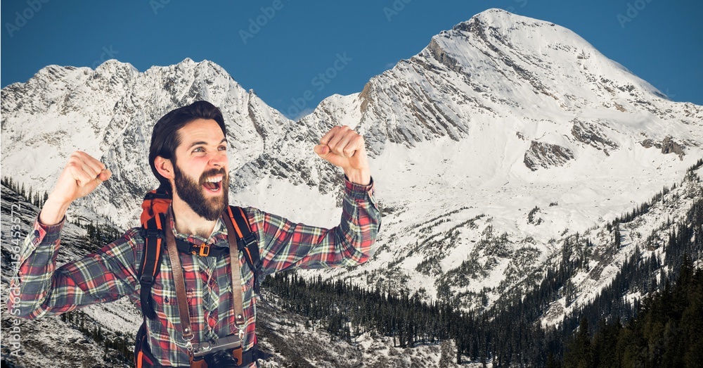 快乐的徒步旅行者在山上庆祝成功