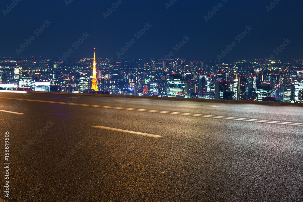 夜晚东京城市景观的空旷道路