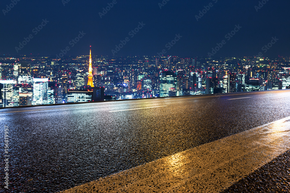 夜晚东京城市景观的空旷道路