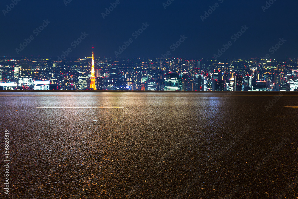 夜晚东京城市景观的空旷道路