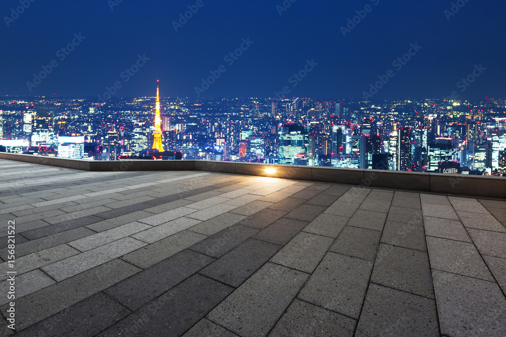 夜晚东京城市景观的空楼层