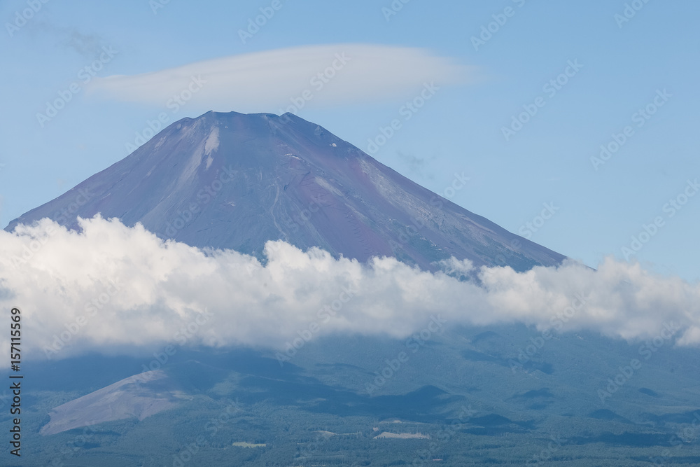 夏季无积雪的富士山顶