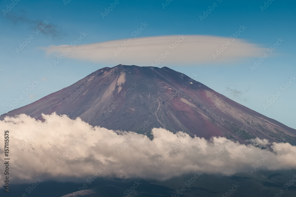 夏季没有积雪的富士山顶