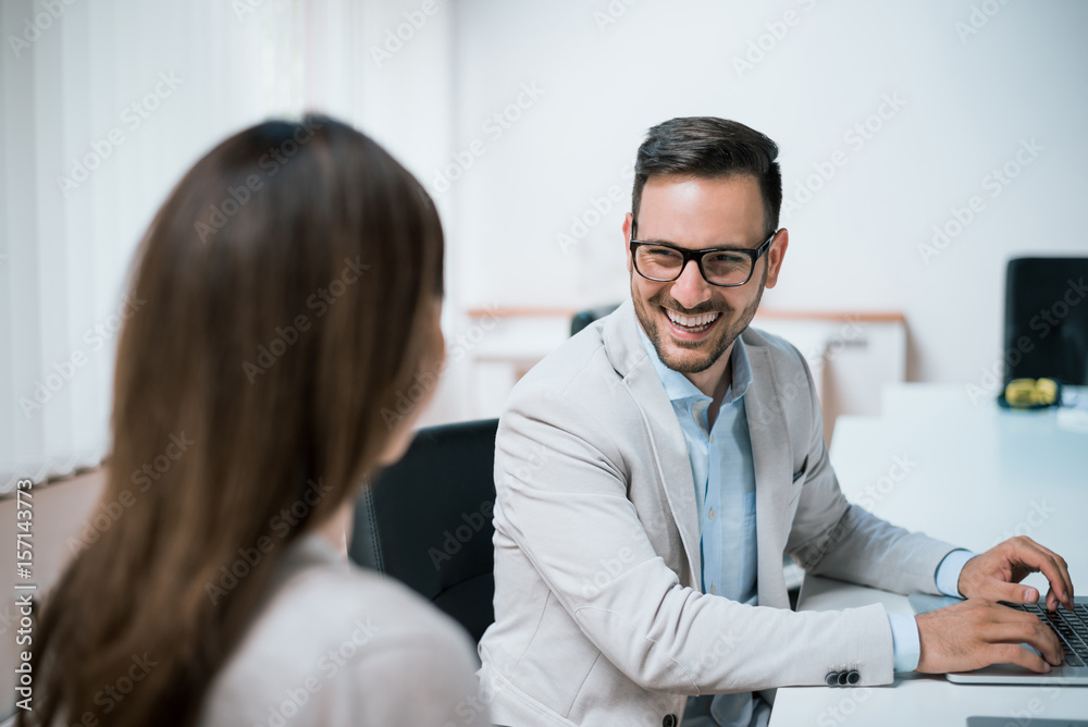 男女在商务会议上交谈