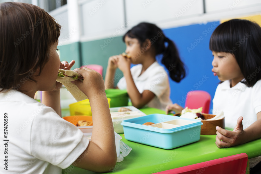 一群幼儿园学生一起吃午饭