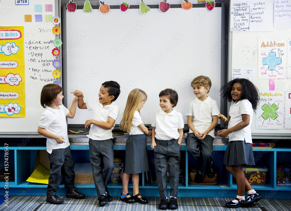 一群不同的幼儿园学生站在教室里