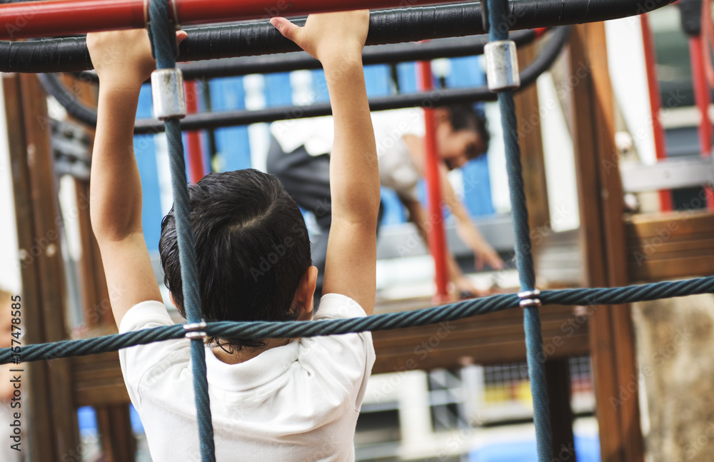 幼儿园小男孩在操场上的后视图