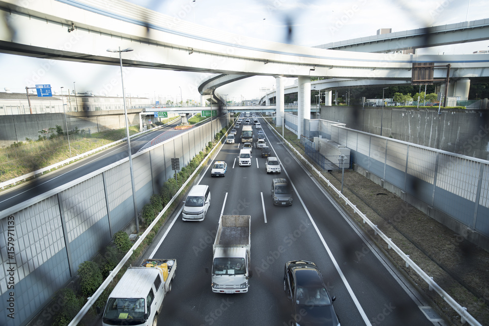 越过围墙的高速公路