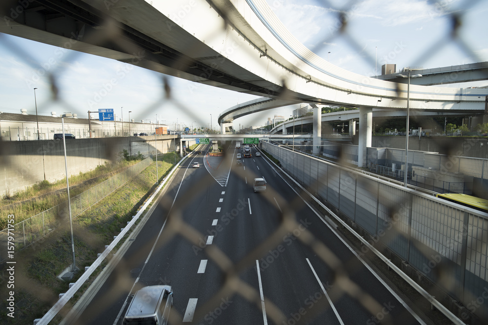 越过围墙的高速公路