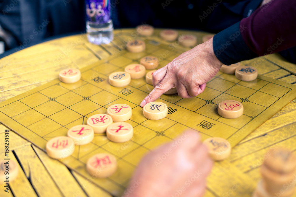 人们在公园里下棋