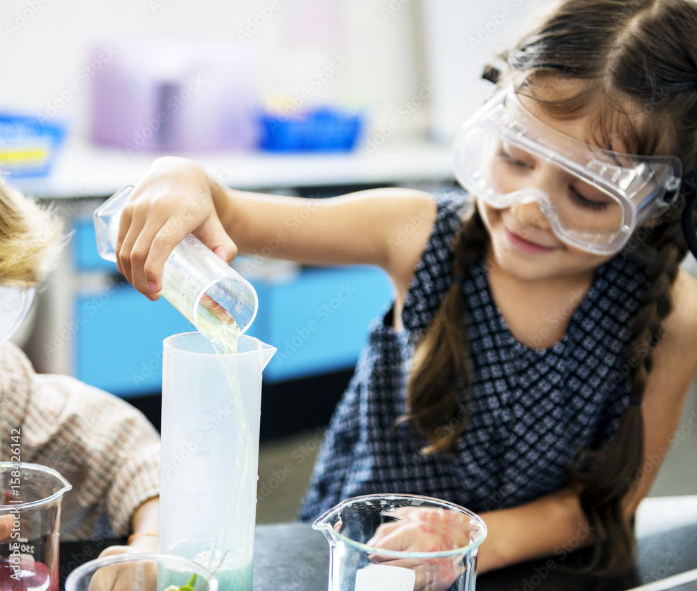 幼儿园学生在科学实验实验班混合溶液