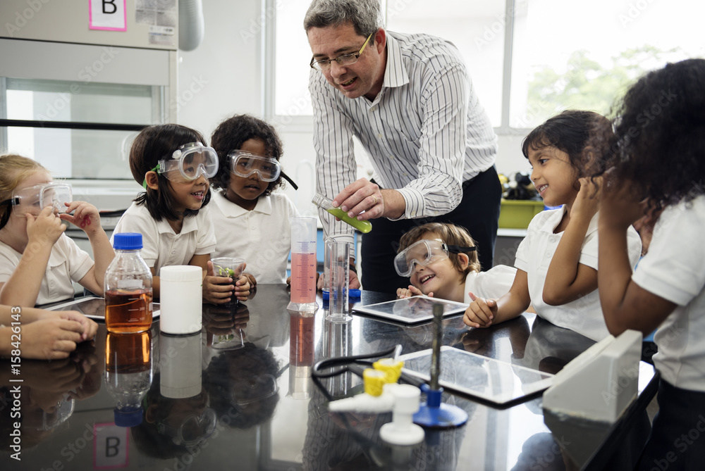 幼儿园学生在科学实验实验班学习