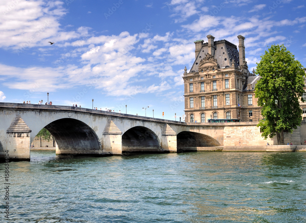 Le pont du Carrousel traversant la Seine devant le musée du Louvre