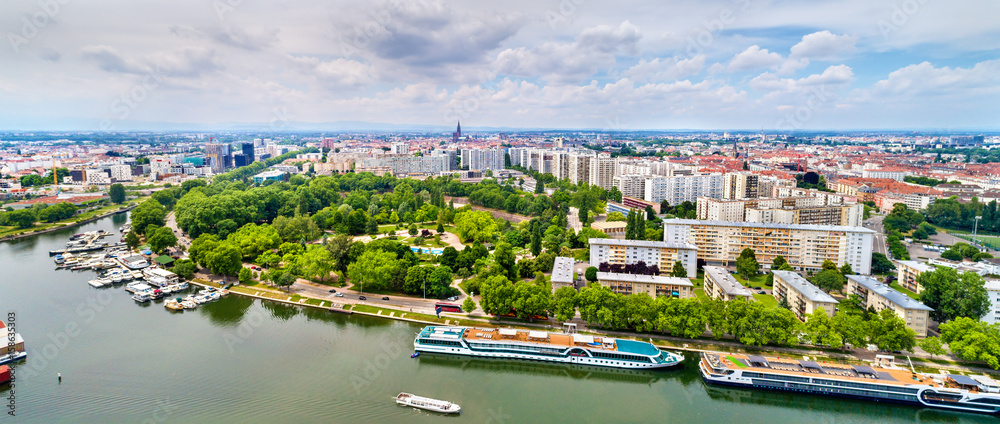 斯特拉斯堡市中心与河流的空中全景-法国