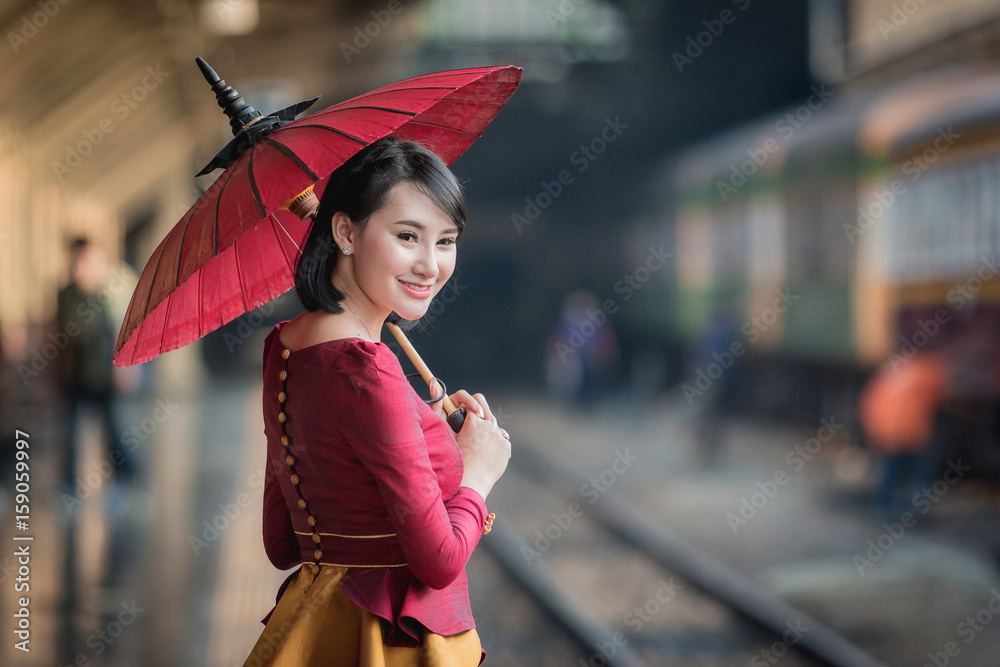 穿着泰国服装的美丽泰国女孩，在火车站穿着泰国传统文化的亚洲女人，巴